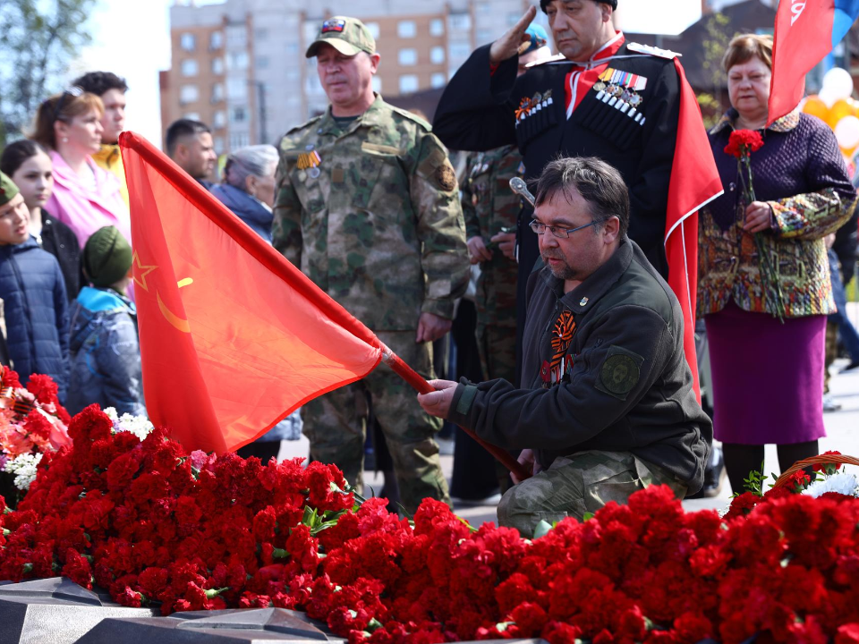 Тысячи жителей возложили цветы к Вечному огню в Раменском