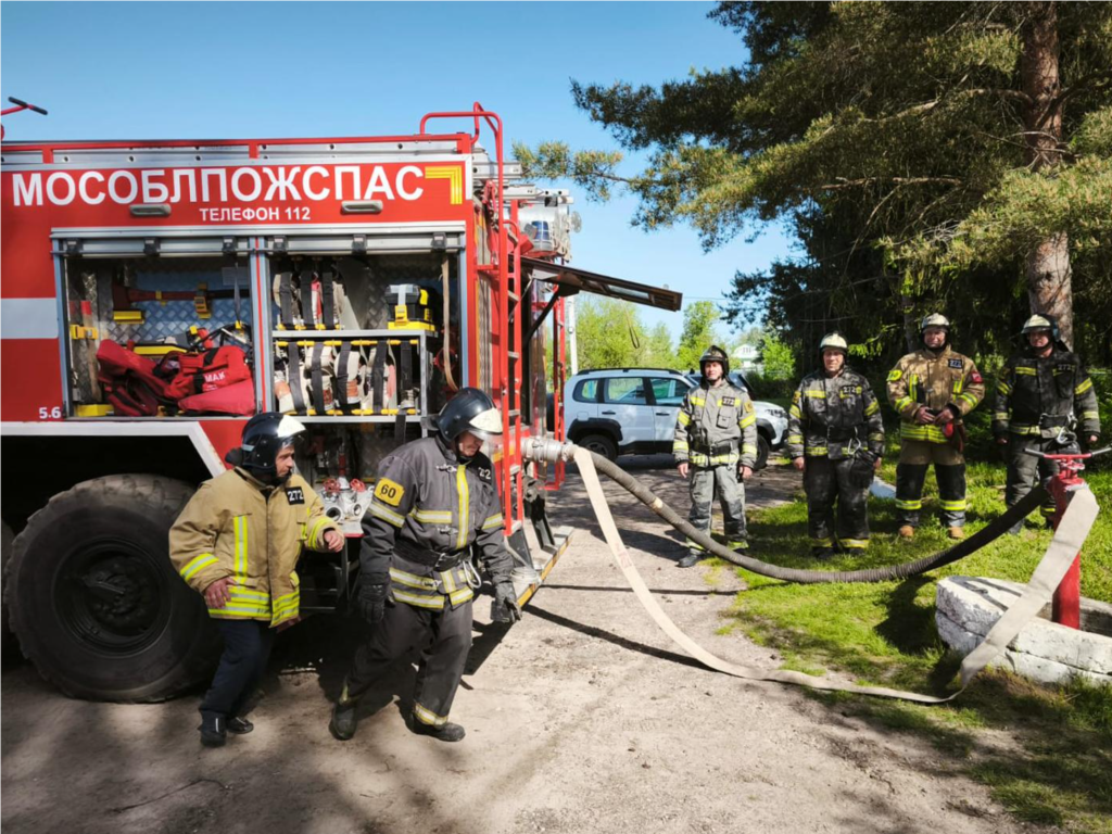 Спасатели в Талдоме отработали навыки установки автоцистерны на пожарный гидрант
