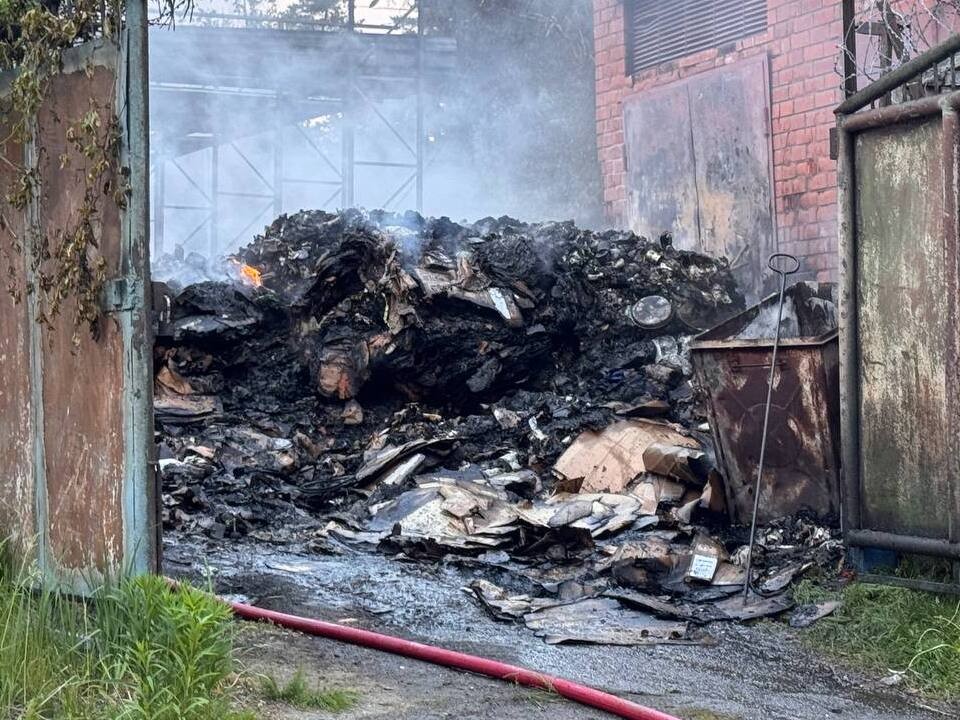 Горючие материалы внутри склада усложняют тушение пожара в Красногорске