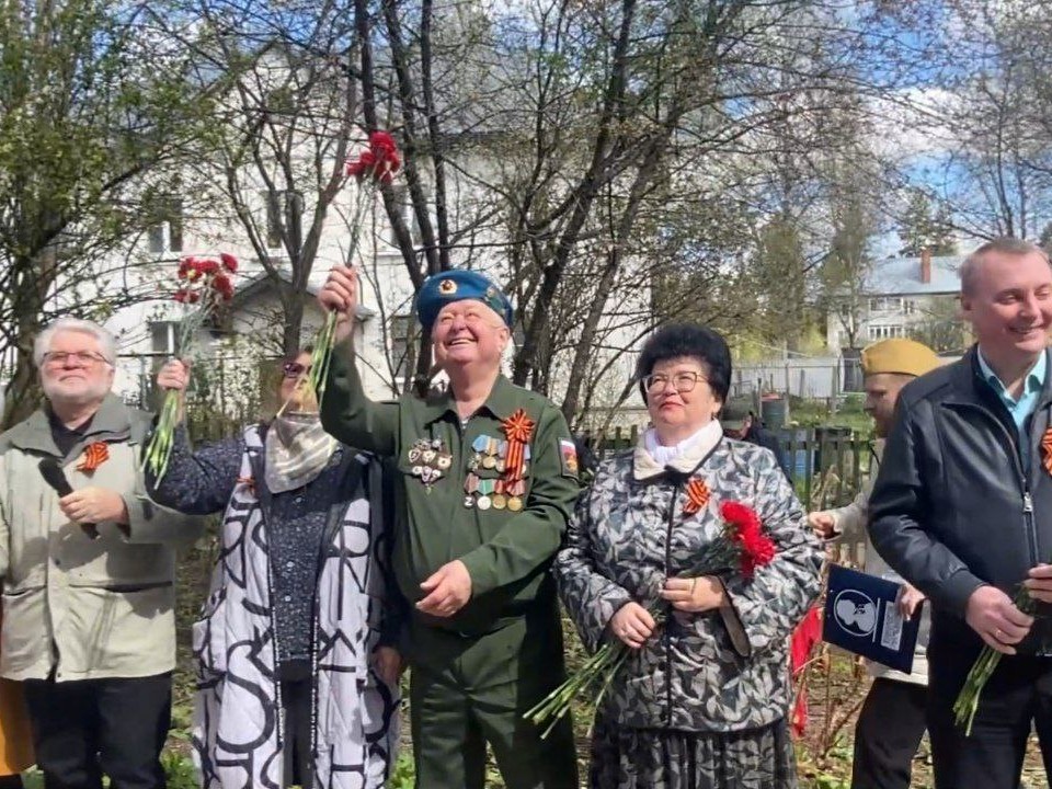Песнями и поздравлениями согрели сердце ветерана в Сергиевом Посаде