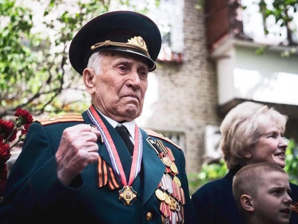 Ветерана из Люберец наградили знаком Почетного гражданина и поздравили с Днем Победы