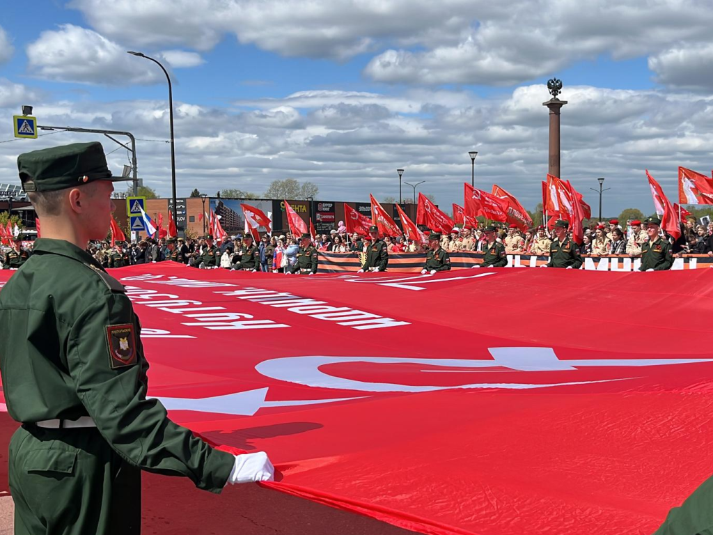 Гигантское Знамя Победы развернули в Наро-Фоминске