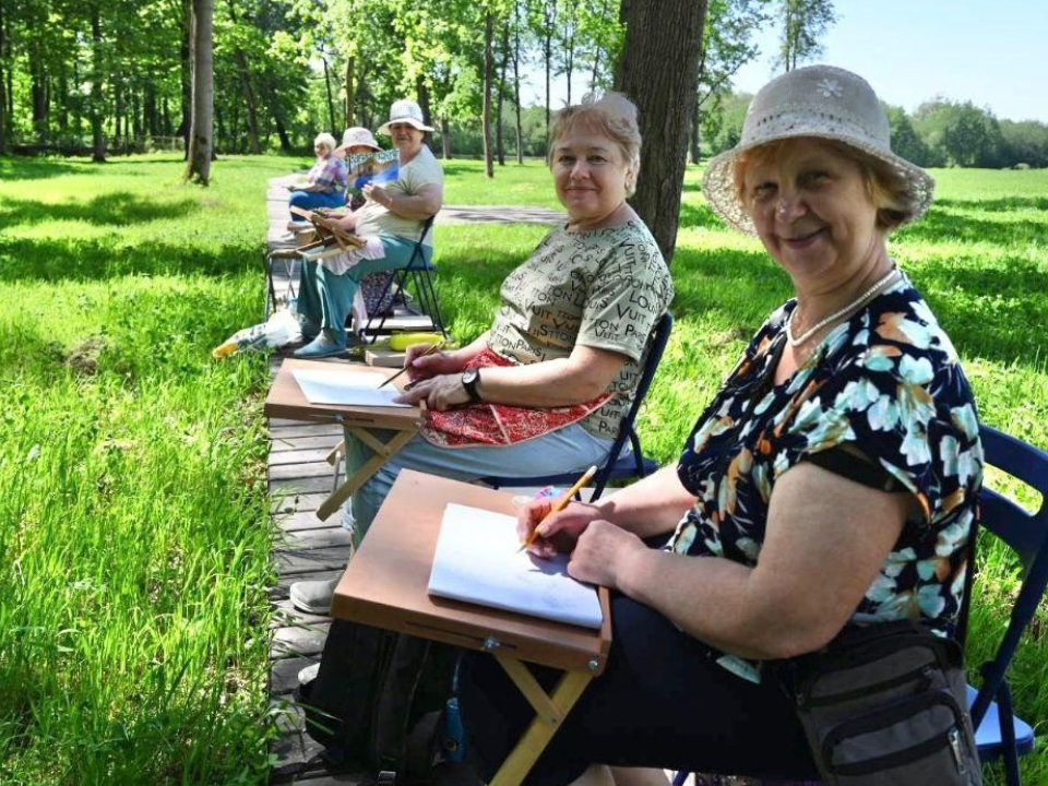 Богородские пенсионеры провели первый выездной пленэр в усадьбе Горенки