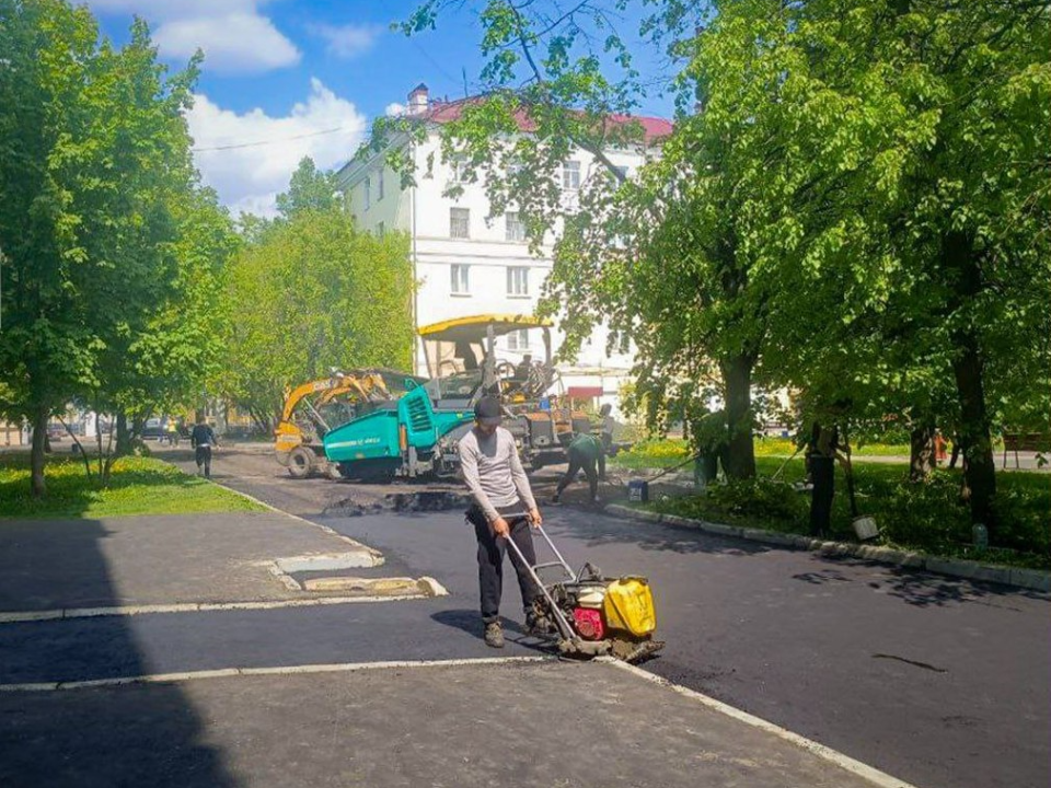 На Полярном проезде в Электростали меняют асфальт во дворах