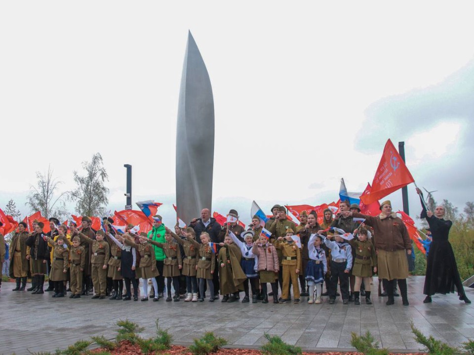 В парке Шаховской открыли стелу в память о героях Великой Отечественной войны