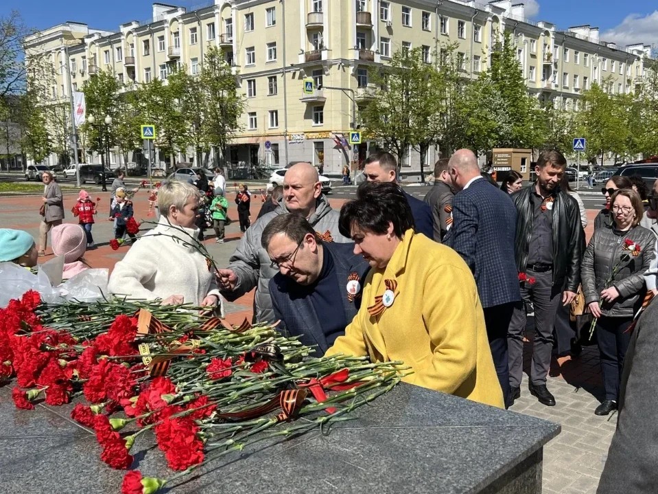 Сотрудники Балашихинской больницы возложили цветы к Вечному огню