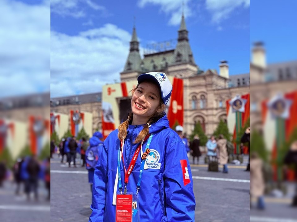 Волонтер из Серпухова сопровождала ветеранов ВОВ во время парада 9 мая на Красной площади