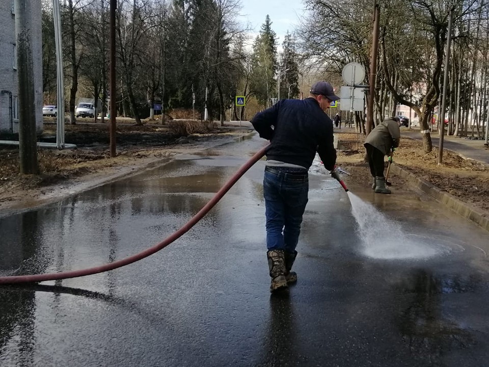 В Лосино-Петровском убрали мусор, помыли дороги и обновили площадки