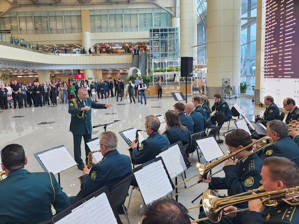 Пассажиры аэропорта Домодедово перед отлетом послушали песни военных лет