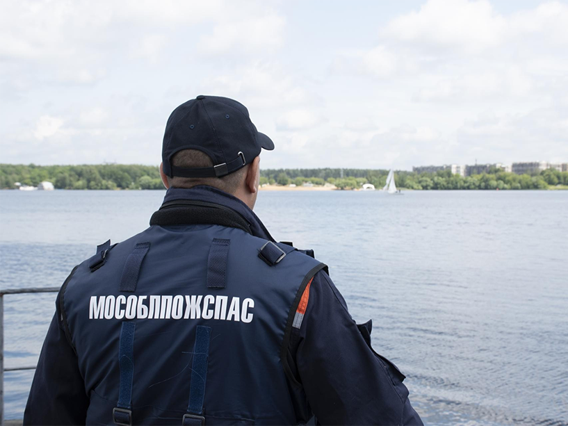 Спасатели предупредили об опасности купания на диких пляжах Подмосковья