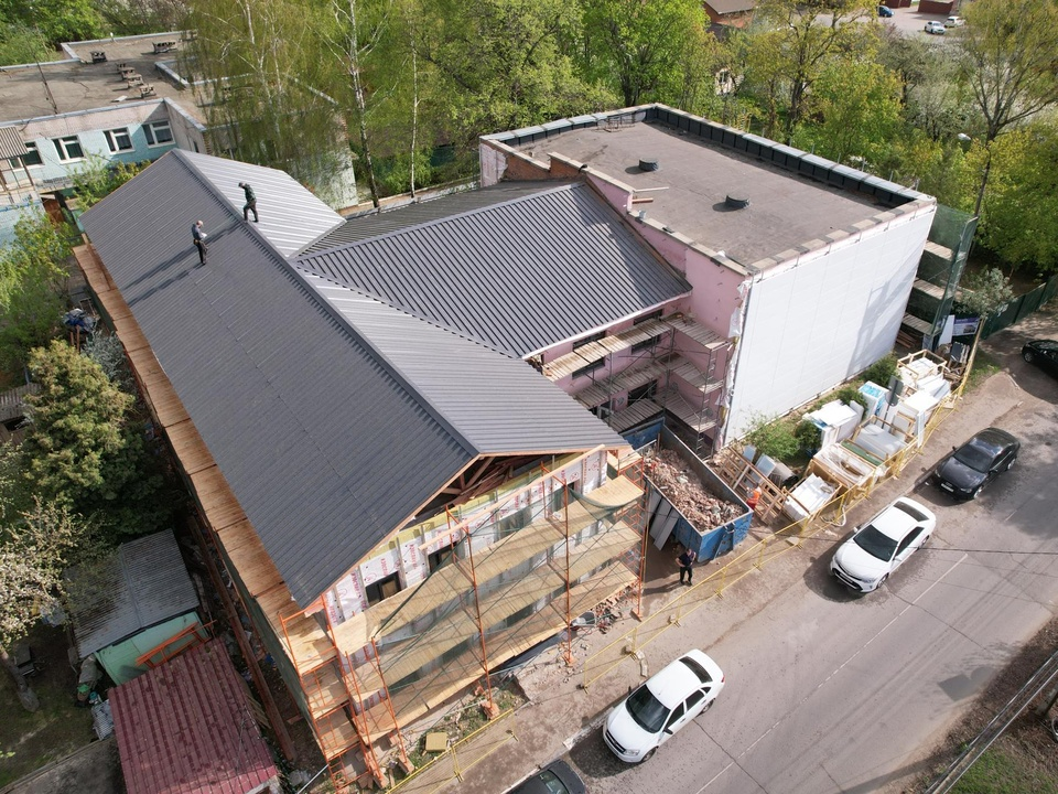 Монтаж кровли и утепление фасада завершают в ходе капремонта школы искусств в Бронницах