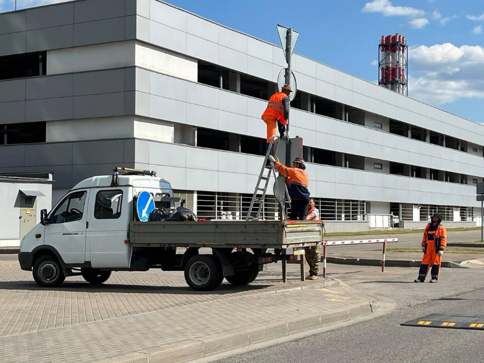 В Нахабине на Институтской улице отремонтировали дорожные знаки