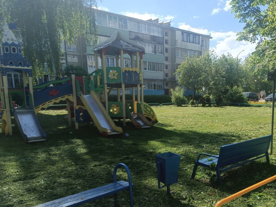 Коммунальщики Лотошина привели в порядок детскую площадку в Кировском