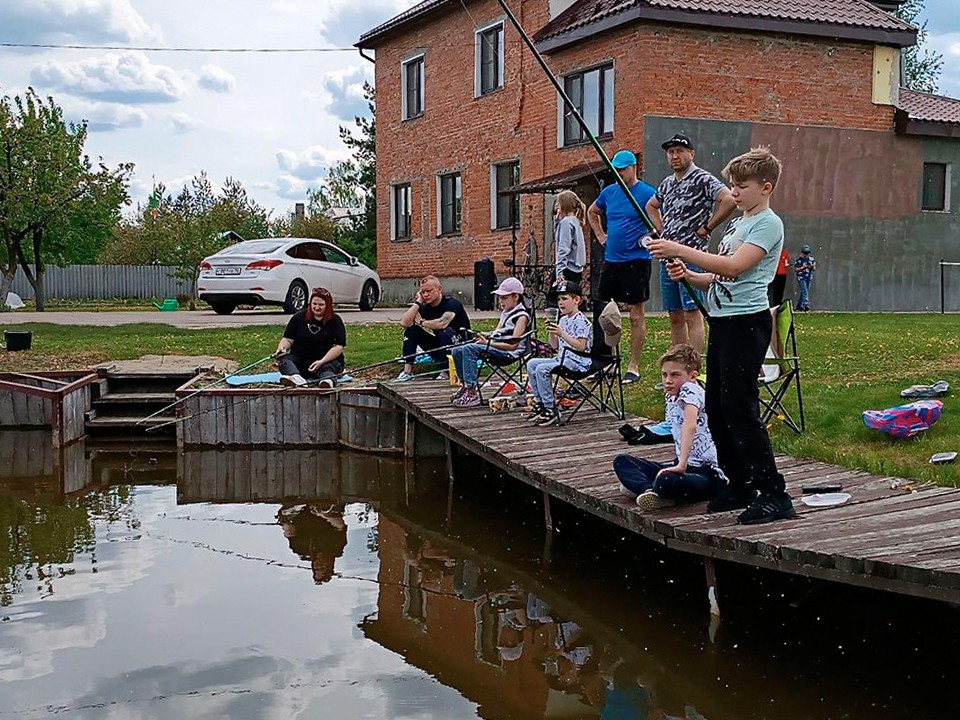 Весенняя рыбалка объединила родителей, учителей и учеников школы №4