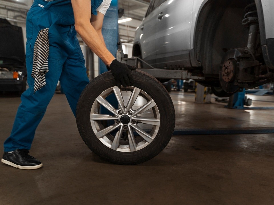 ГИБДД разрешает использовать шины без шипов в зимний период