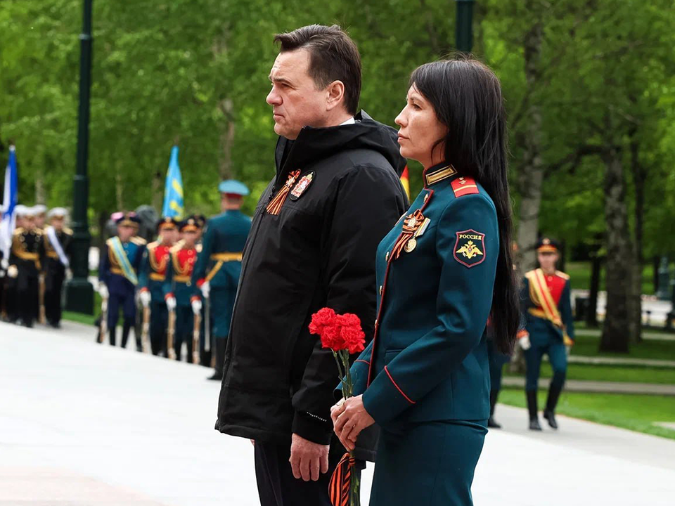 Фельдшер СВО из Ступина возложила цветы к Могиле Неизвестного Солдата