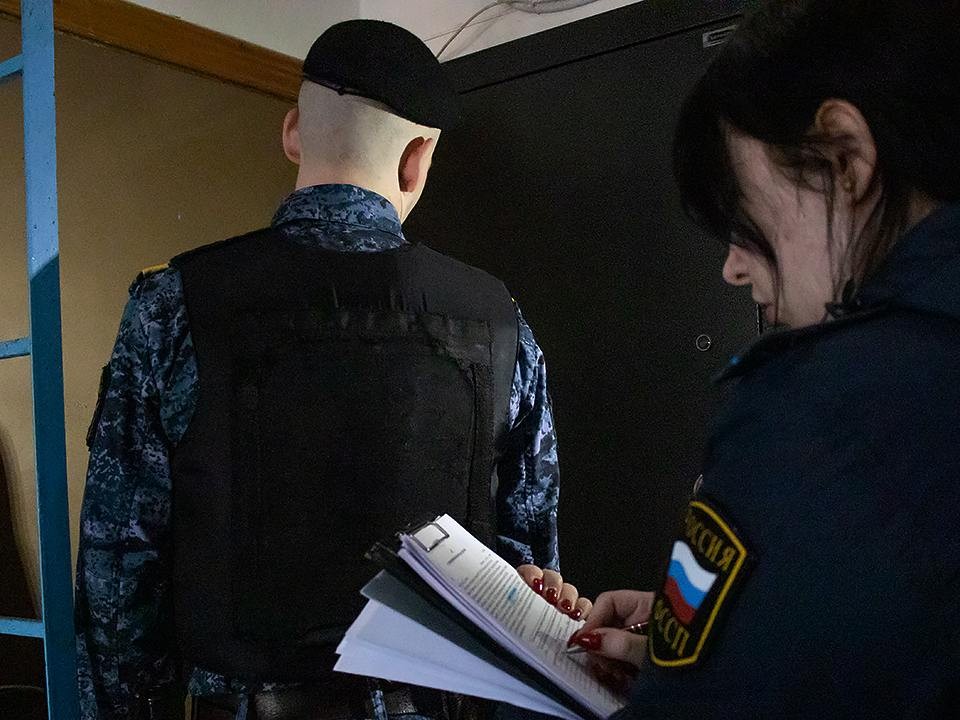 Захламленную квартиру начали принудительно расчищать в Мытищах