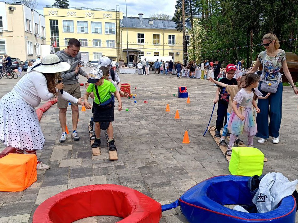 Жителей Дубны приглашают с детьми в парк на игры и занятия спортом