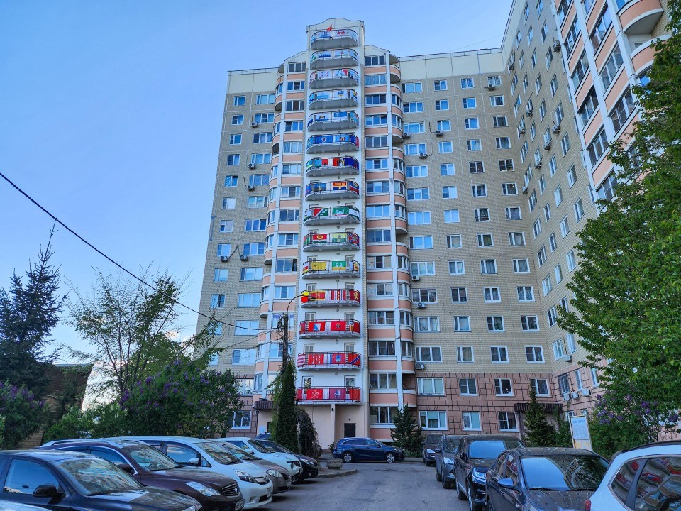Дом на улице Генерала Смирнова в Подольске украшают 60 флагов городов-героев и воинской славы
