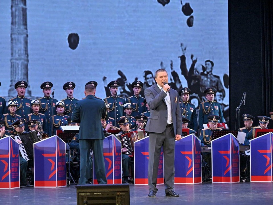 Заслуженный артист РФ Сергей Маховиков исполнил для жителей Власихи песни военных лет