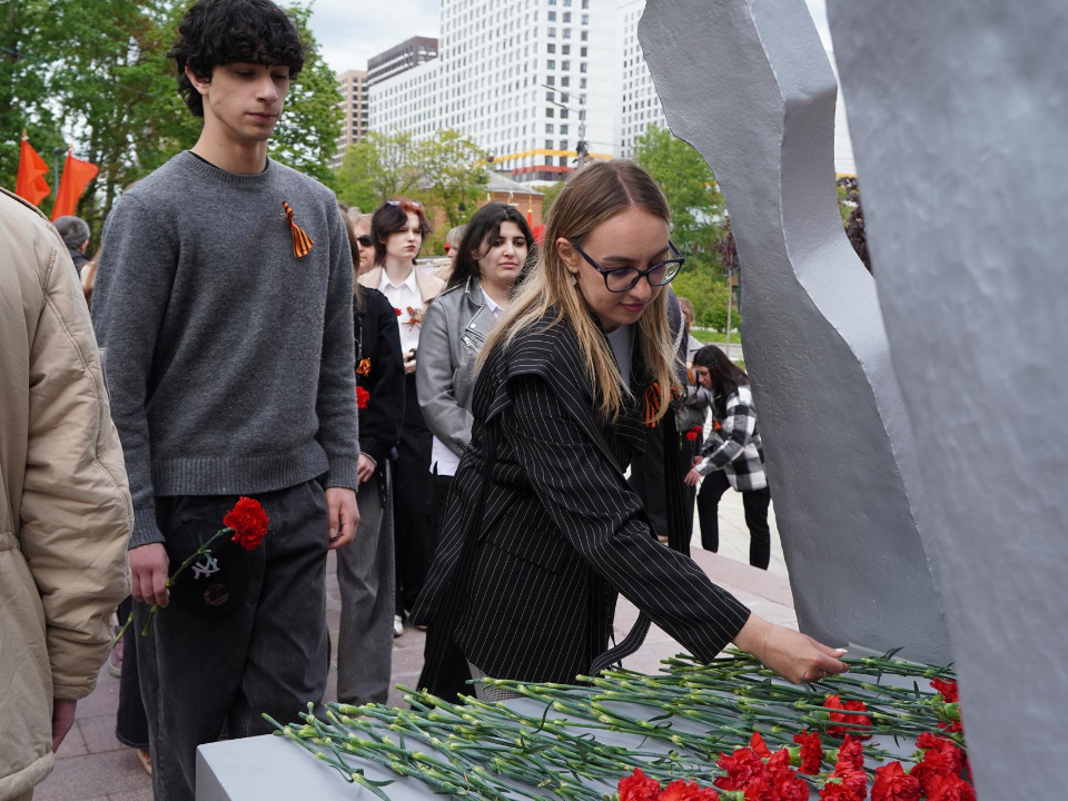 Юнармейцы Котельников заступили на «Вахту Памяти» у мемориала «Журавли»