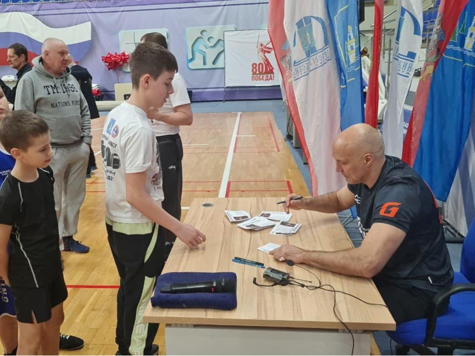 Чемпион мира по боксу Роман Кармазин провел тренировку и автограф-сессию в Раменском