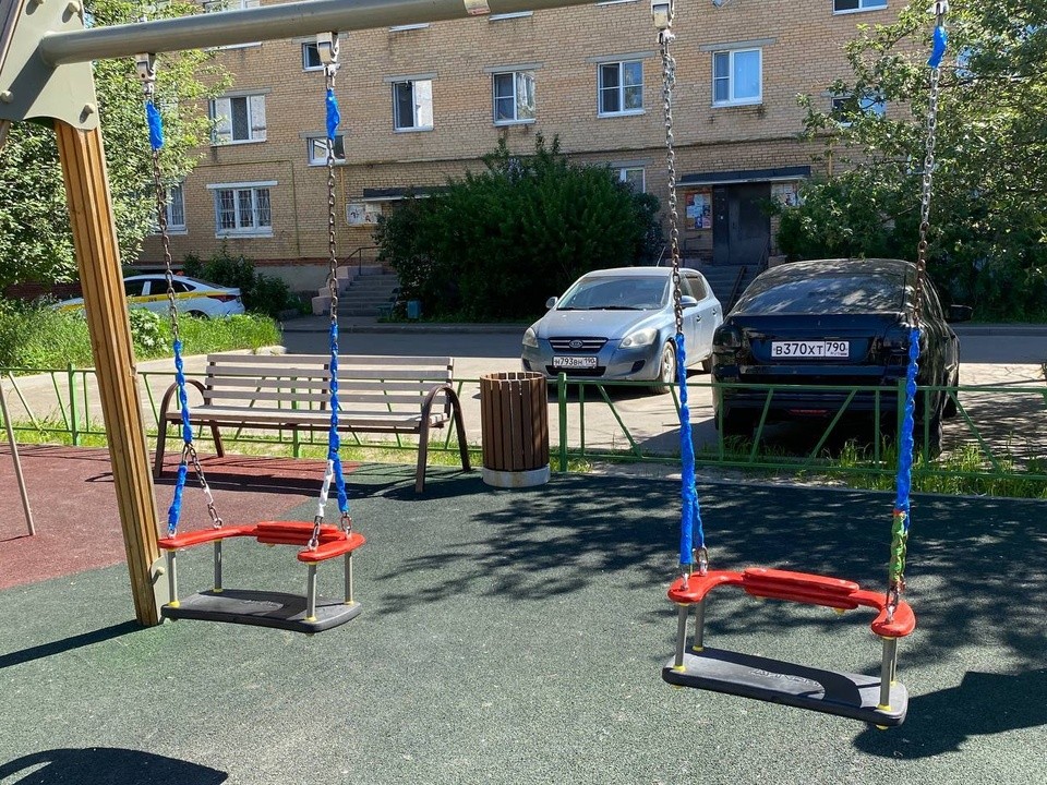 В Орехово-Зуеве устранили последствия вандальных действий на детских площадках