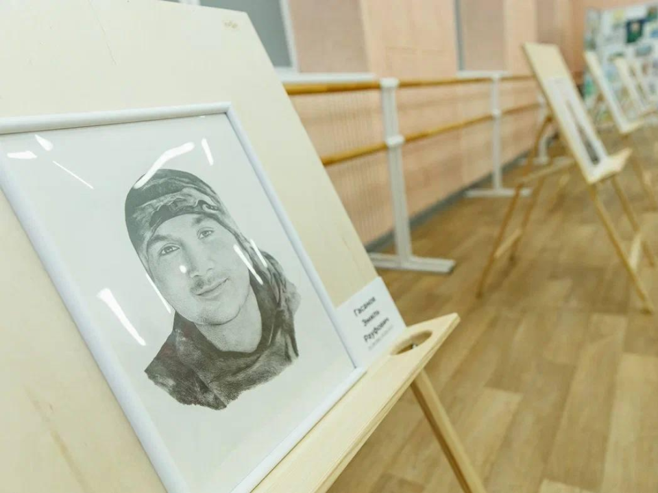 Выставка портретов героев СВО открылась в Доме правительства МО