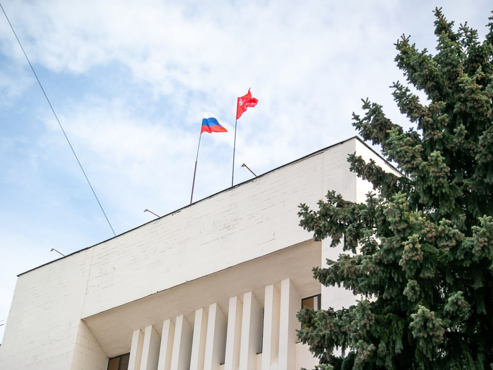 Копию Знамени Победы подняли над площадью Советской в Коломне