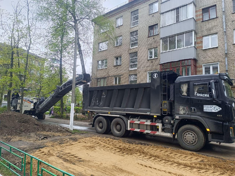 Во дворе на улице Пушкина начали укладывать новый асфальт и обустраивать бордюры