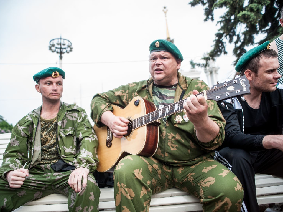 Как оригинально поздравить с Днем пограничника 28 мая: идеи от жены военного