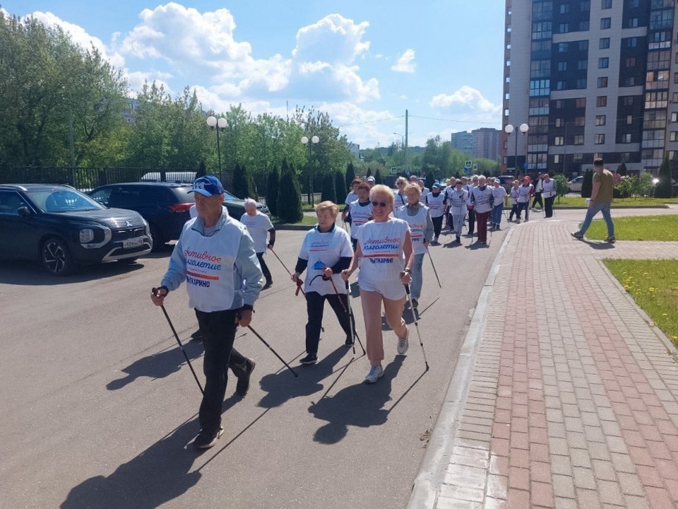 В Лыткарине прошел марафон скандинавской ходьбы с участием пожилых жителей