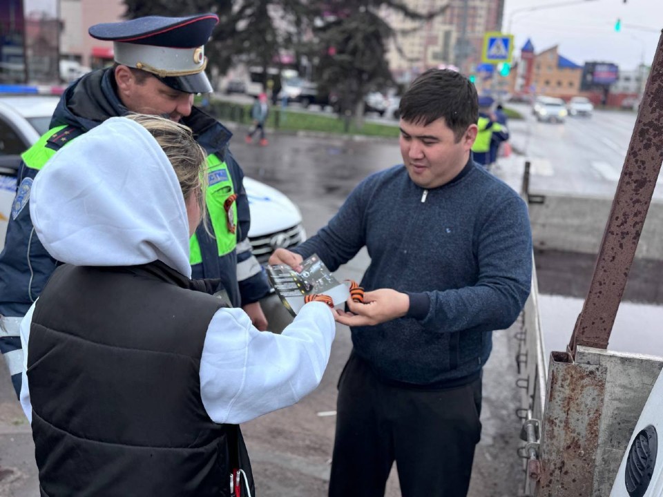 В Серебряных Прудах начали раздавать символы Победы к 9 Мая