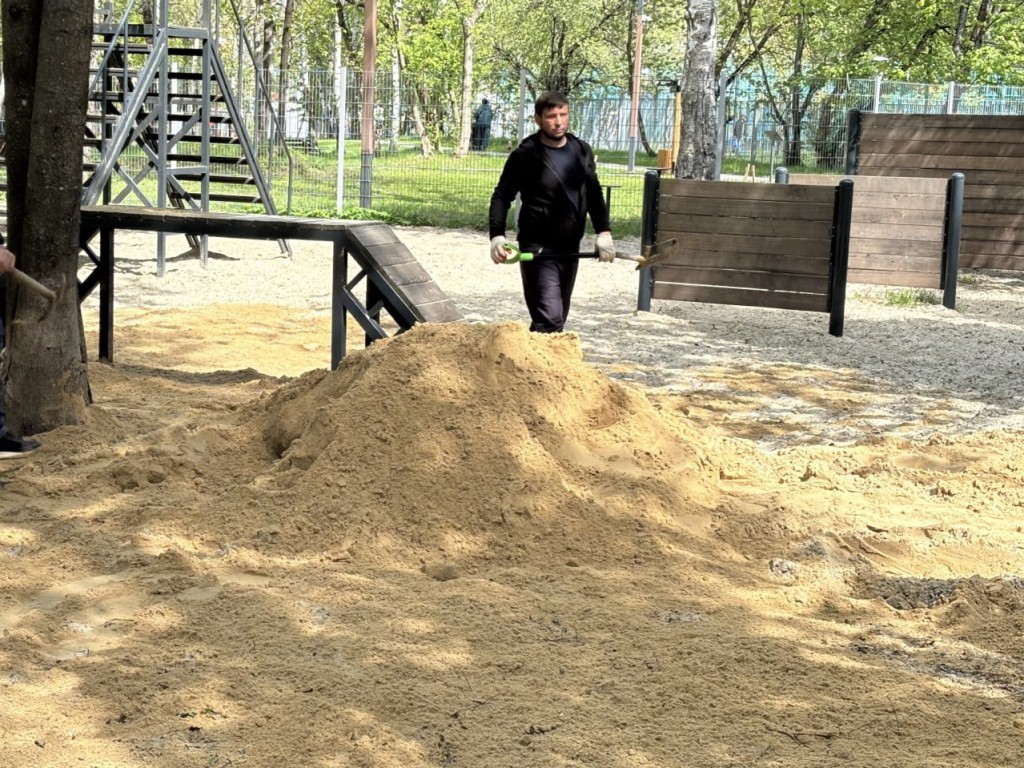Краснознаменские собаководы протестируют новое покрытие в Беличьем парке