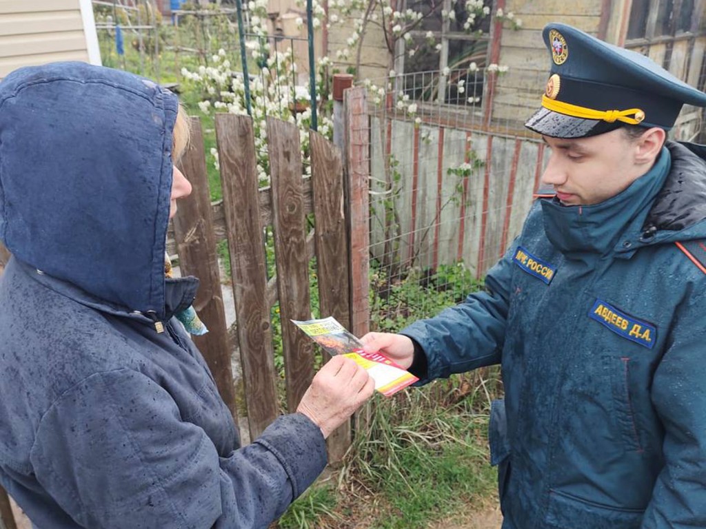 МЧС на майских праздниках проводят беседы по пожарной безопасности в СНТ Ступина