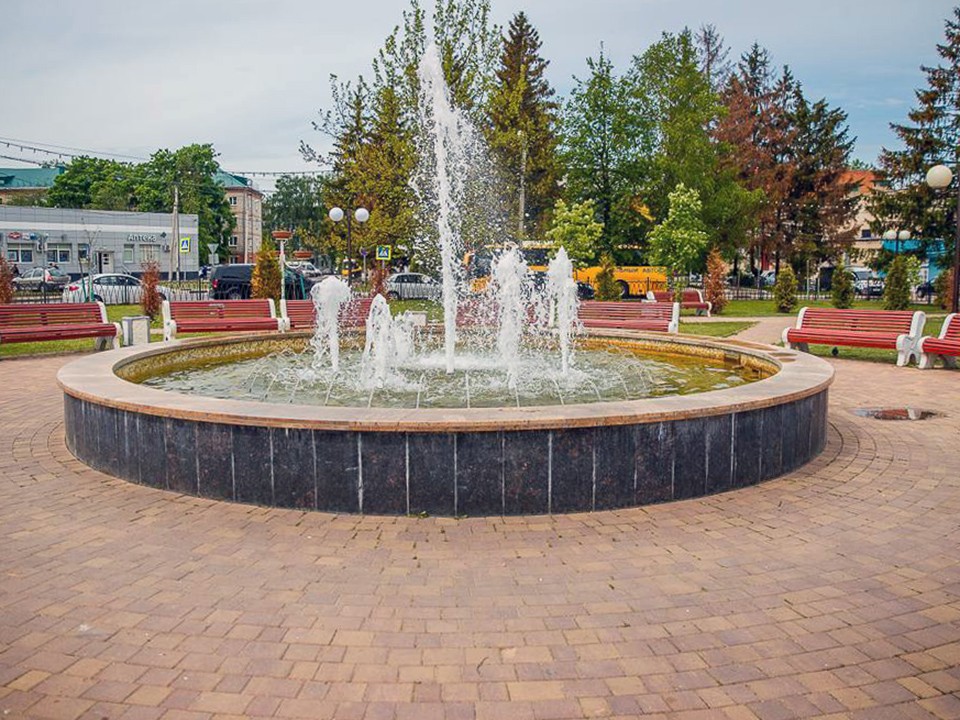 В Старом Городке запустили фонтан в центральном сквере