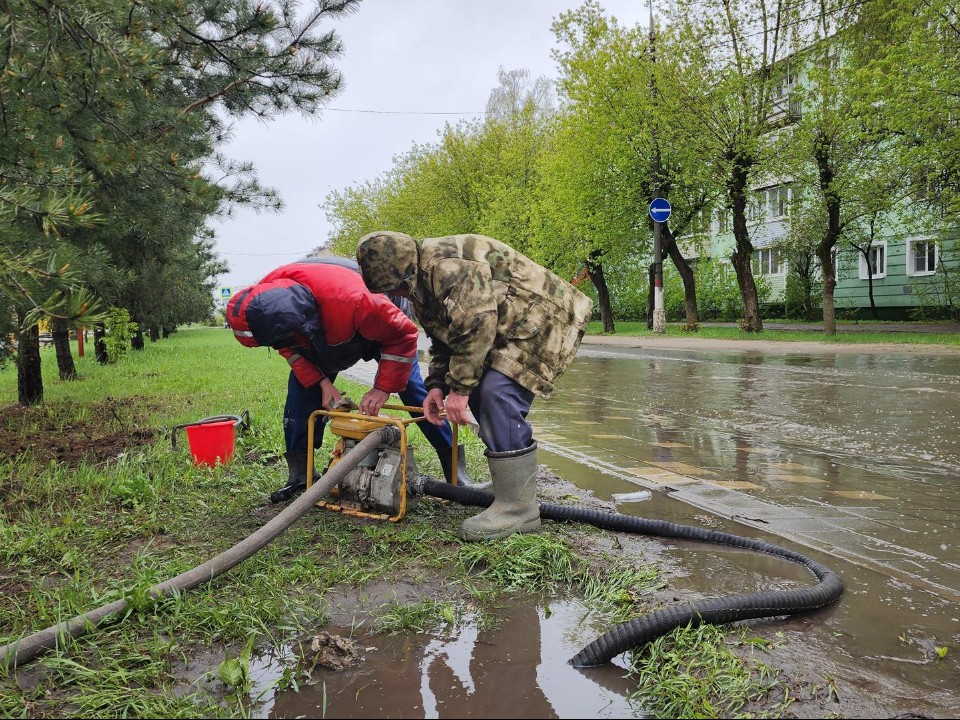 В Лосино-Петровском на улице Ленина устраняют подтопление