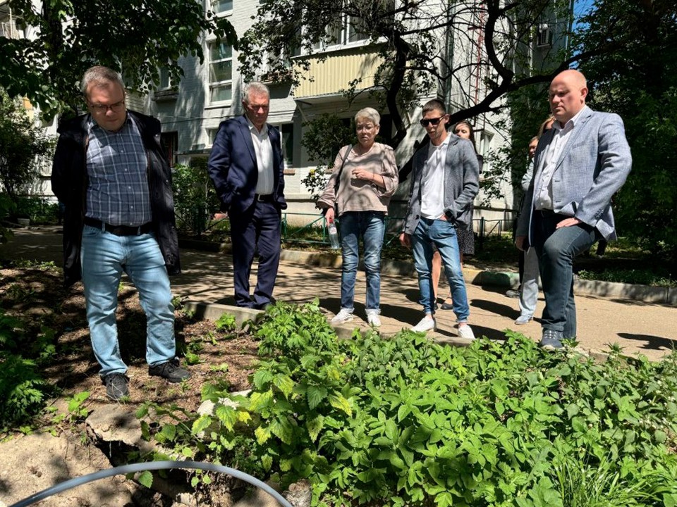 В шестом микрорайоне Лыткарина отремонтируют колодец и спилят деревья