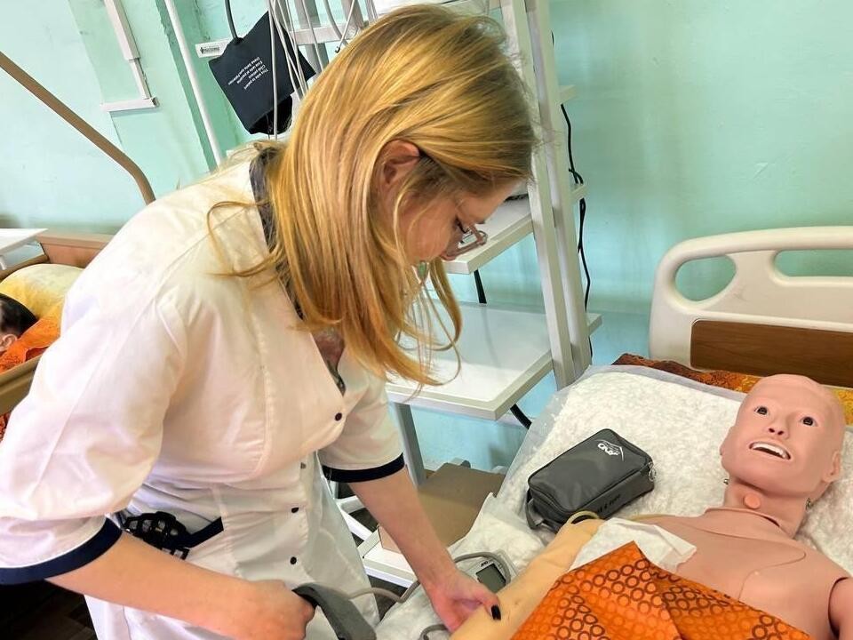 Будущие медики Дубны отметили День медсестры соревнованием в знаниях и практике