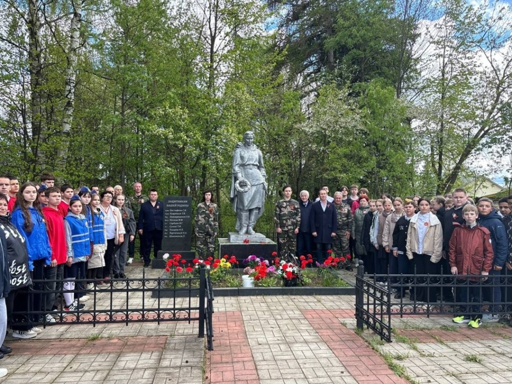 Жители Лотошина возложили цветы к мемориалам в Турове и Кашине