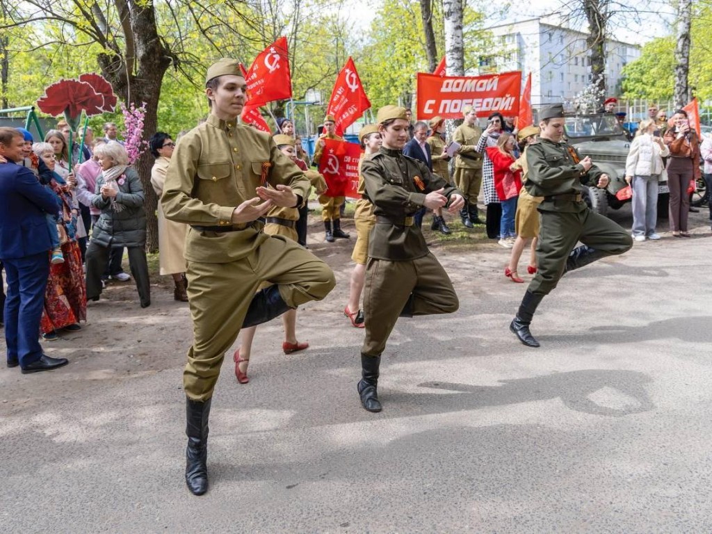 В электростальских дворах для ветеранов прозвучали «Катюша» и «Помнит Вена»