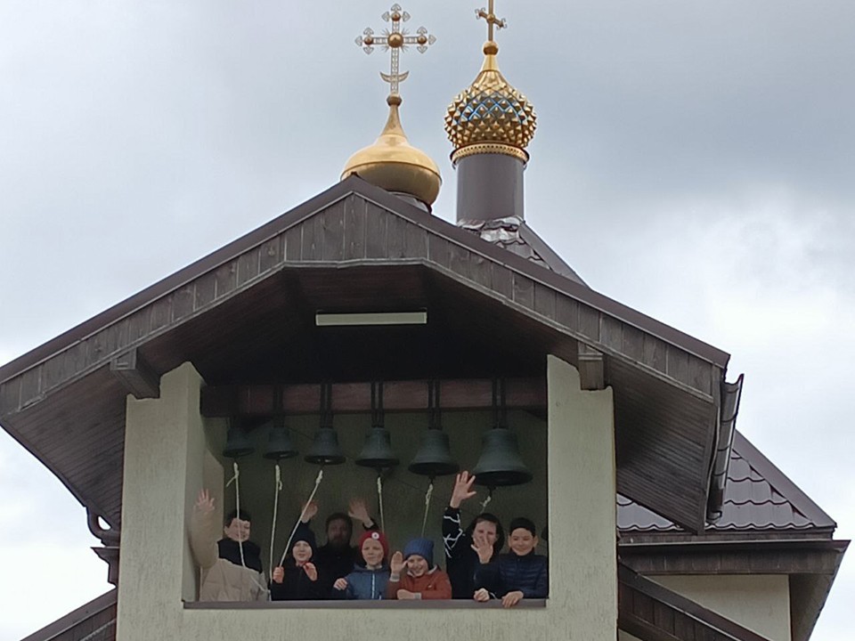 Школьники ударили в колокол Казанского храма в Пушкино под присмотром священника