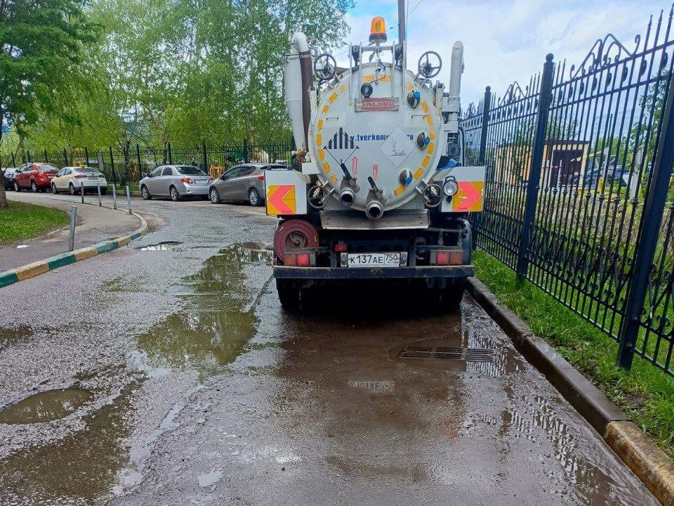 Коммунальщики откачали воду во дворе на улице Марии Рубцовой в Химках