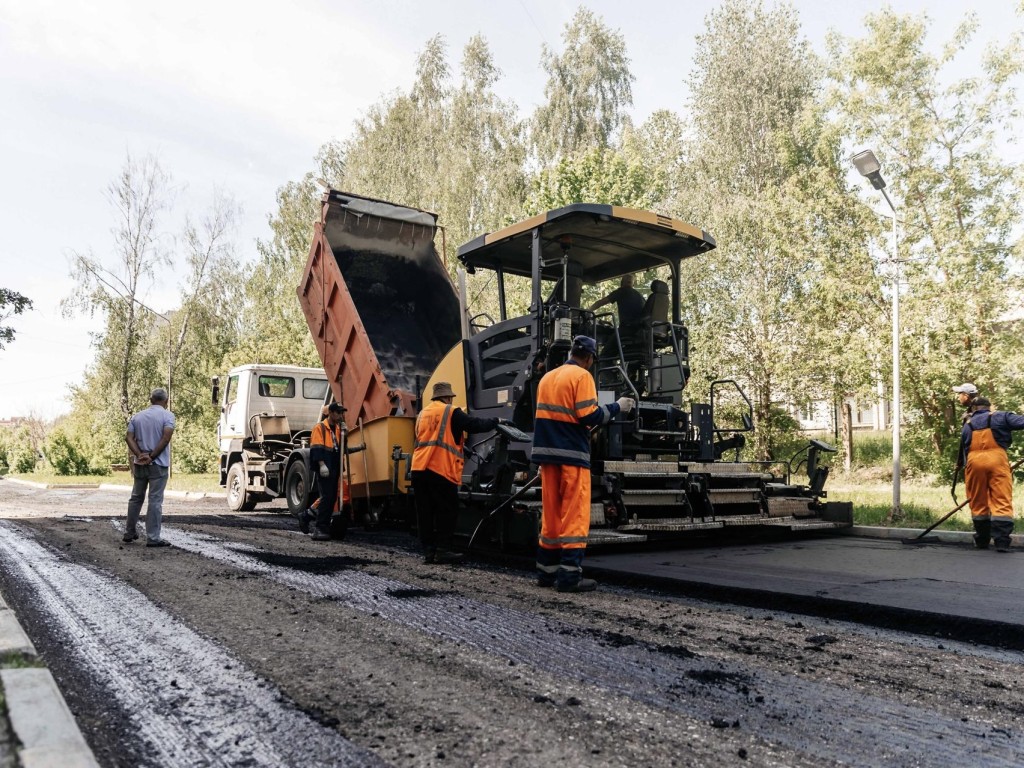 На улице Коммунистической в Куровском завершили асфальтирование проезда