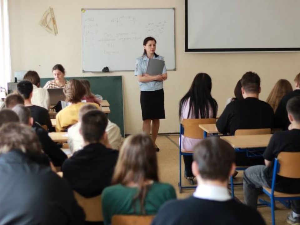 Защитная экипировка и ПДД: студенты «Московии» узнали о правилах использования СИМ