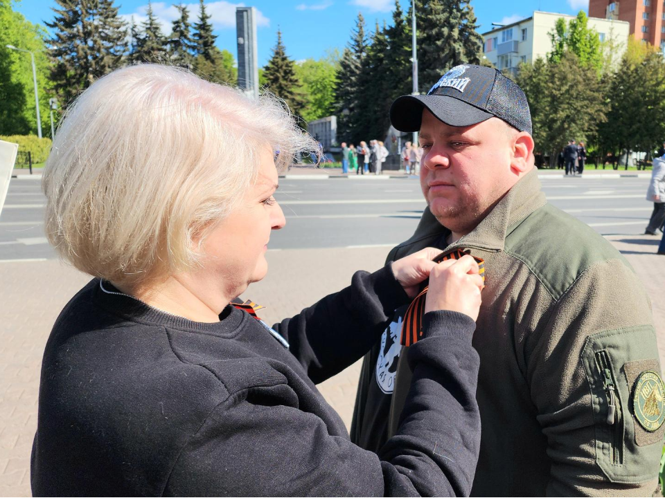 Активисты раздали Георгиевские ленточки перед Днем Победы в Домодедове