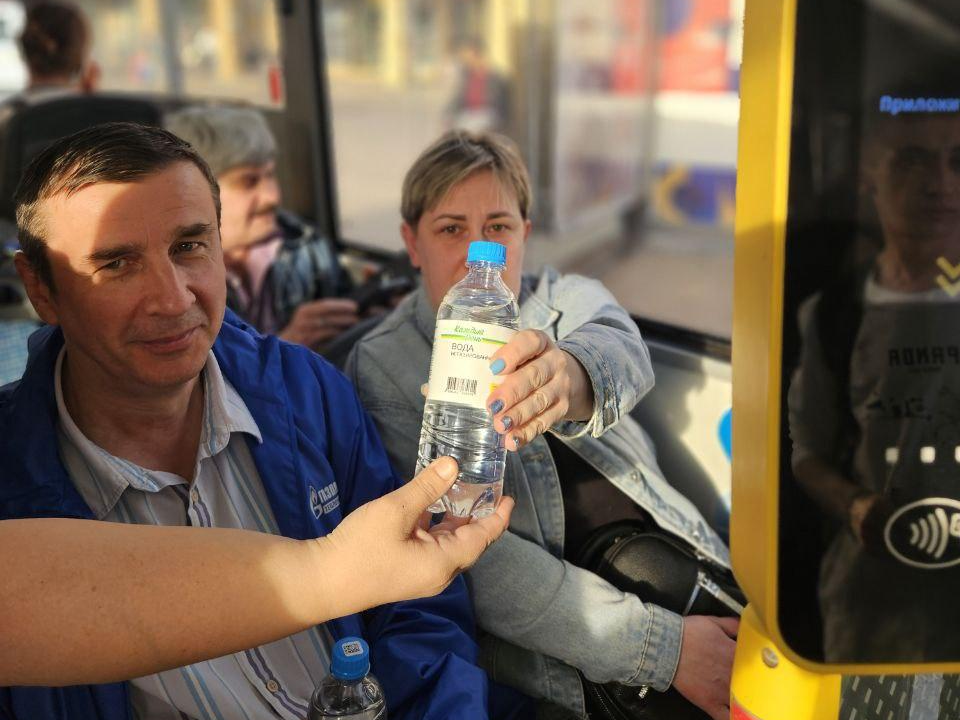 Жителям Дубны начали раздавать питьевую воду на остановках и в автобусах