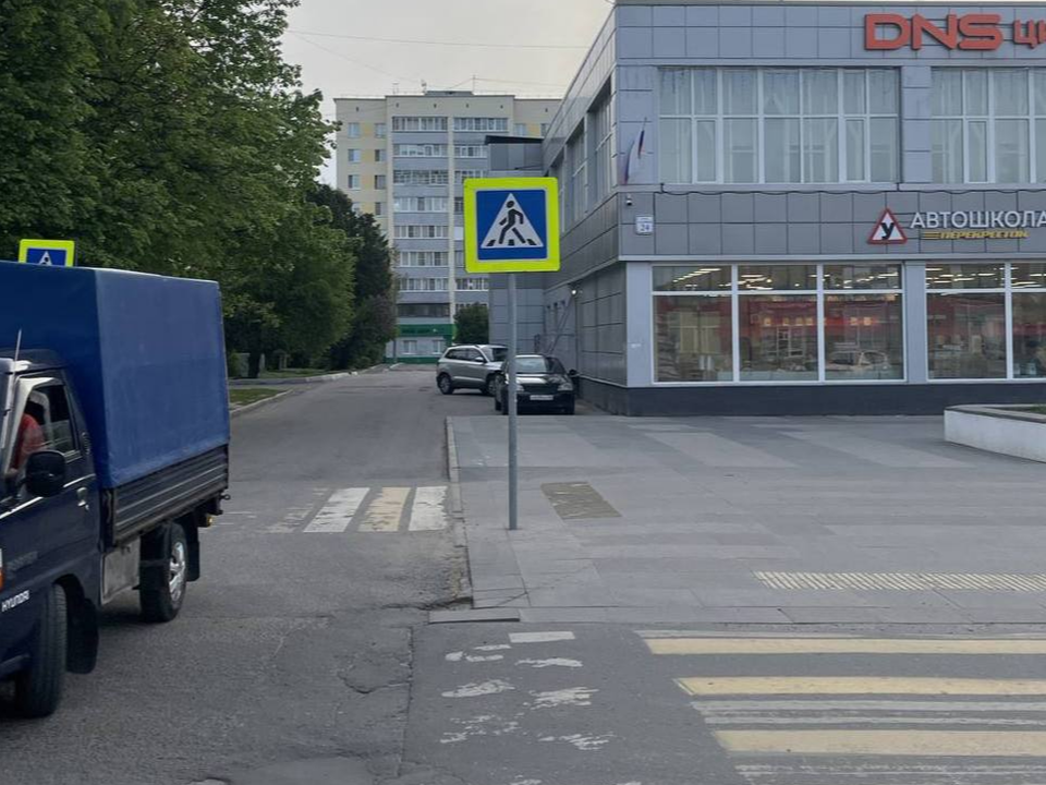 Покосившиеся дорожные знаки, представлявшие опасность, выровняли в Кашире-2