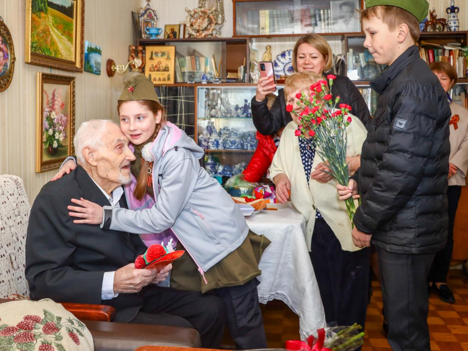 Для раменского фронтовика Геннадия Доника спели песни Победы