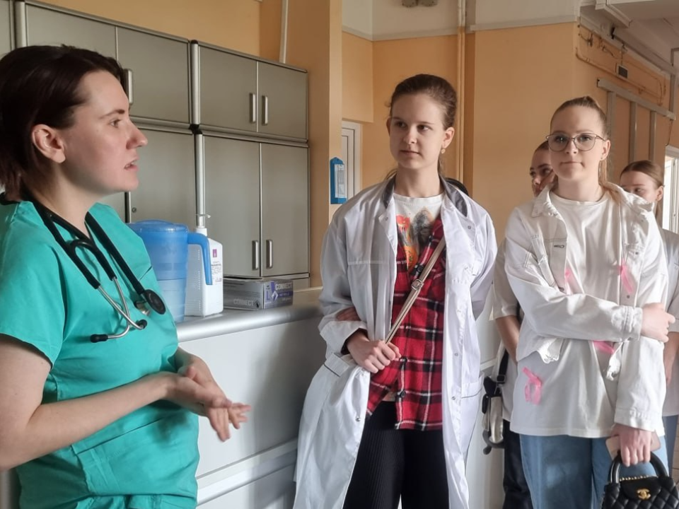 Будущим врачам из электростальских школ показали, как работает медсанчасть № 21
